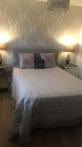 Double room with en-suite. Central for North West